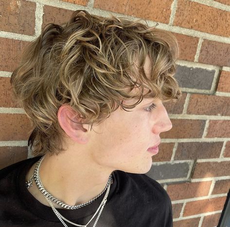 Brown Hair With Highlights Men, Warm Blonde Highlights On Brown Hair, Male Haircuts Curly, Sun Kissed Highlights, Surfer Hair, Brown Hair Men, Blonde Wavy Hair, Golden Blonde Hair, Wavy Hair Men