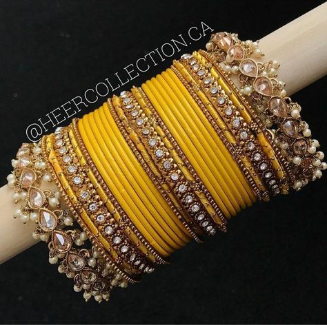 Thread Bangles Design, Colorful Bangles, Neck Pieces Jewelry, Indian Bridal Jewelry Sets, Bridal Jewelry Vintage, Bridal Jewellery Design, Antique Jewellery Designs, Jewelry Set Design, Fancy Jewellery Designs