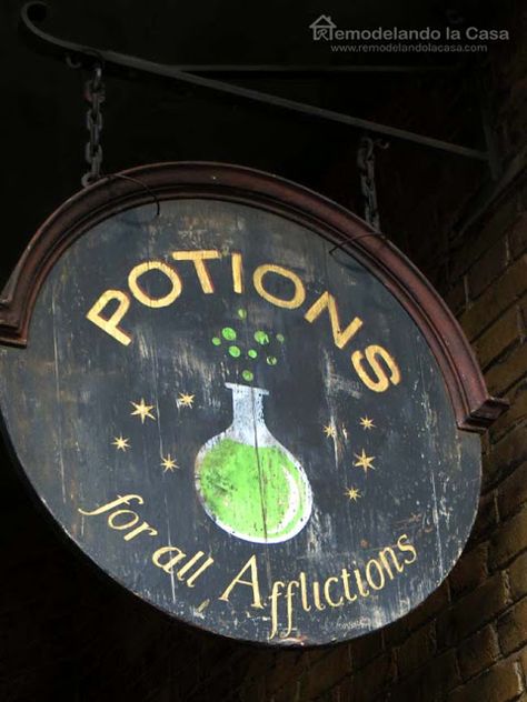 Potions for all Afflictions - Sign from the Wizarding World of HP Harry Potter Signs, Stile Harry Potter, Hallowen Ideas, The Wizarding World Of Harry Potter, Anniversaire Harry Potter, Theme Harry Potter, Harry Potter Style, Aesthetic Vsco, Diy Halloween Decor