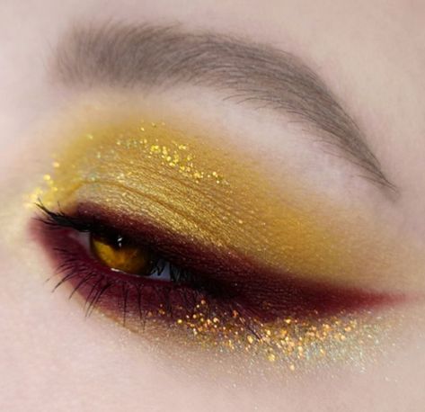 Autumn Vampire Eye Fall Eyeshadow Looks Autumn Smokey Eye, Colorful Fall Makeup, Bold Fall Makeup, Wedding Makeup For Fall, Lumiere Makeup Beauty And The Beast, Ginger Hair Makeup Looks, September Makeup Looks, Fall Makeup Simple, Halloween Inspired Makeup Eye