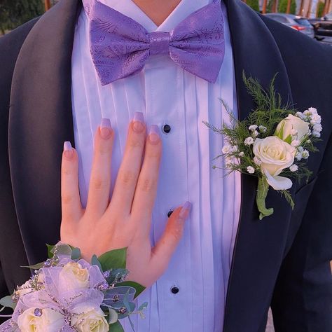 Lilac Prom Couple Outfits, Black Tux With Purple Accents, Corsage With Purple Dress, Main Chambelan Outfits Purple, Light Purple Quinceanera Chambelanes, Prom Dresses Light Purple Lavender, Lavender Quinceanera Chambelanes, Matching Prom Couples Purple, Purple Prom Tuxedo Ideas