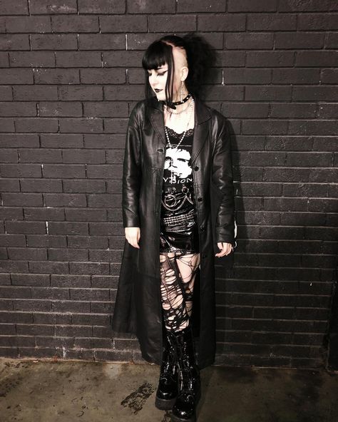 Trad Goth Winter Outfit, Trad Goth Outfits 80s, Goth Layered Outfits, Alt Fashion Plus Size, Goth Winter Outfits, Goth Outfits Winter, Gothic Outfits Casual, Plus Size Goth Fashion, Leather Coat Outfit