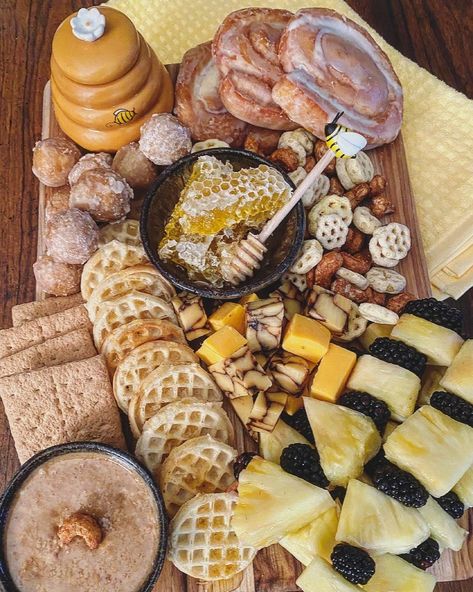 Charcuterie Board Ideas With Honey, Honey On The Way, Bee Shower Food, Bee Themed Breakfast, Honey And Cheese Pairing, Honey Bee Backdrop, Bee Themed Appetizers, Honey Charcuterie Board, Honey Theme Baby Shower Ideas