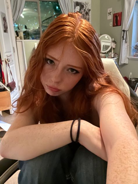 Why is that one chunk of hair doing that Ginger Hair Woman, Ginger Natural Hair, Ginger Hair Inspo, Natural Ginger Hair, Sun In Hair, Pretty Ginger, Ginger Hair Girl, Red Haired Girl, Strawberry Hair