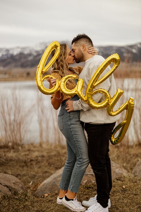 Baby Balloon Photoshoot, Pregnancy Announcement Balloons, Balloon Pregnancy Announcement, Casual Pregnancy Announcement, Pregnancy Announcement Pictures, Announcement Photoshoot, Pregnancy Announcement Photoshoot, Baby Announcement Photoshoot, Creative Pregnancy Announcement