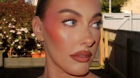 What is the sunset blush trend on TikTok? Coral Blush Makeup Look, Pink Sunset Makeup, Extreme Blush Makeup, Sunset Blush, Sunset Blush Makeup, Editorial Blush Makeup, Blush Trend, Best Summer Nail Color, Summer Makeup Trends