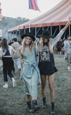 Rainy Festival Outfit, Concert Outfit Night, Casual Festival Outfit, Hippie Festival Outfit, Cochella Outfits, Rock Am Ring, Outside Lands, Festival Fits, Splendour In The Grass