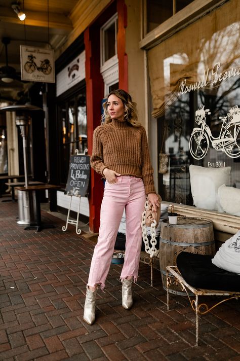 Outfits With Light Pink Jeans, Pink Cords Outfit, How To Wear Pink In The Fall, How To Wear Pink Pants, Pink Pants Winter Outfit, Pink Jeans Outfit Winter, Light Pink Jeans Outfit, Pink Corduroy Pants Outfit, Casual Pink Outfits