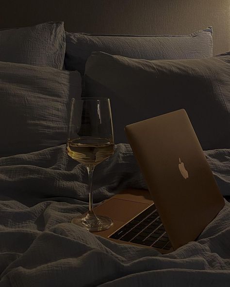 𝐷𝑜𝑚𝑖𝑛𝑖𝑘𝑎 𝐵𝑟𝑢𝑑𝑛𝑦 📷 on Instagram: “𝑝𝑒𝑟𝑓𝑒𝑐𝑡 𝑒𝑣𝑒𝑛𝑖𝑛𝑔 🥂📽 #mood #vibes #saturdaynight #movie #aesthetic #aesthetic” Aesthetic Work Pictures, Movie Vibes, Perfect Aesthetic, My Pinterest Boards, Instagram Dark Aesthetic, Wine In Bed, Dominika Core, Mood Aesthetic, Perfection Aesthetic