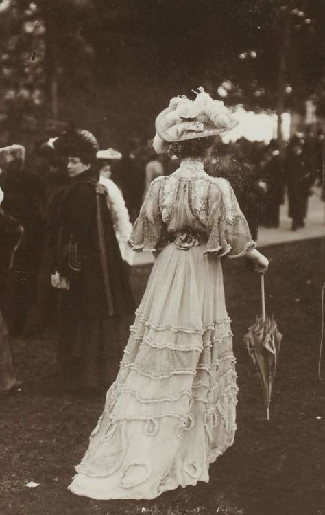 antique-royals: France ,1900 : 1900 Fashion, 1900s Fashion, Victorian Aesthetic, Old Photography, Edwardian Dress, Edwardian Era, Edwardian Fashion, Women Bags Fashion, Historical Costume