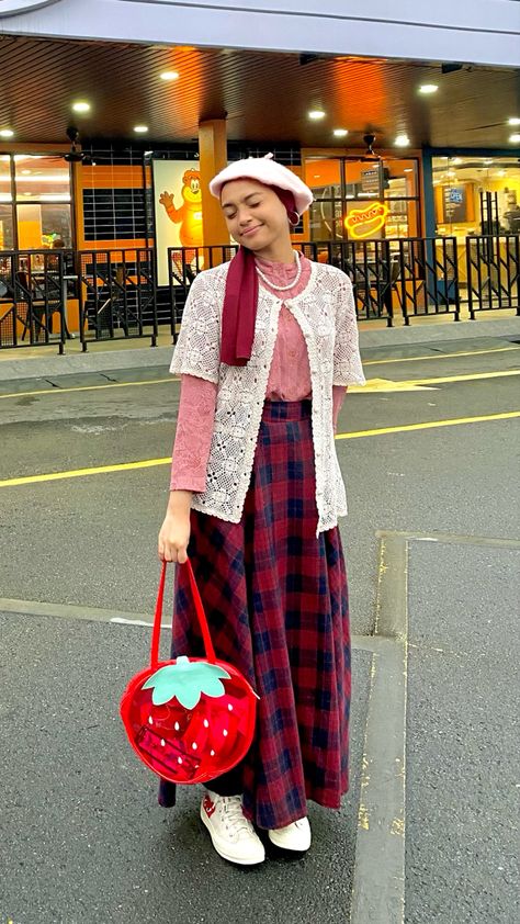 Retro Outfits Hijab, Outfit 90s Style Hijab, Retro Style Hijab 90s, Vest Outfits Hijab, Retro Fashion Hijab, Outfit Vintage Hijab, Couqutte Outfit, Vintage Shirts Outfit, Retro 80s Outfits