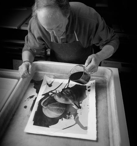 Platinum developing - Alternative Photographic Processes | Cy DeCosse #Photography Alternative Process Photography, Darkroom Ideas, Dark Room Photography, Alternative Photography, Journal Notes, Camera Photos, Retro Photography, Experimental Photography, Photo Processing