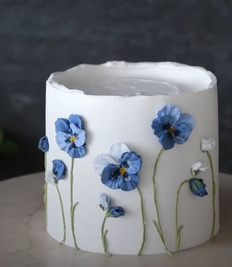 Floral Cake Design, Aesthetic Cake, Desserts Cake, Buttercream Flower Cake, Buttercream Cake Decorating, Cake Aesthetic, Beautiful Cake Designs, Simple Cake Designs, Cake Decorating Piping