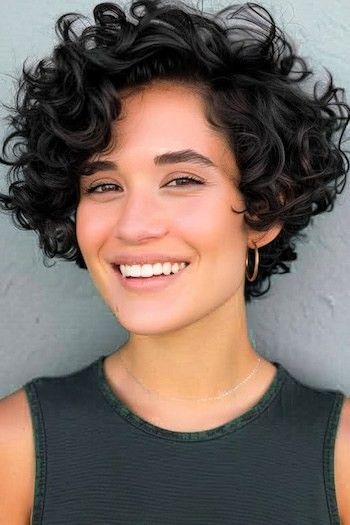 Graduated Curly Bob, Short Curly Thick Hair Styles, Chin Length Bob Curly Hair, Short Curly Hairstyles For Wedding, Short Cuts For Thick Hair, Curly Hairstyles For Wedding, Pelo Bob Ondulado, Short Thick Wavy Hair, Curly Angled Bobs