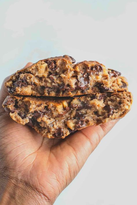 Vegan Levain Cookies (Chocolate Chip) | How To Bake Vegan Vegan Chocolate Desserts, Vegan Chocolate Dessert, Levain Cookie Recipe, Fudgy Vegan Brownies, Levain Cookies, Easy Vegan Cookies, Cookies Chocolate Chip, Vegan Brownies, Vegan Pasta Recipes