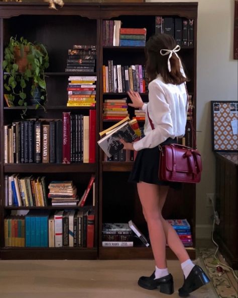 Nerdy Woman Aesthetic, Reader Aesthetic Outfits, Book Girl Outfits, Nerd Aesthetic Outfit, Bookworm Aesthetic Outfit, Library Fits, Bookworm Outfit, Bookstore Outfit, Bookstore Aesthetic