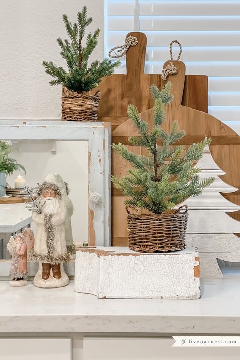 Diy Winter Decorations, Winter Decor Diy, Diy Winter Decor, Cottage Christmas Decor, Winter Decor Ideas, Home Christmas Decor, French Country Christmas, Christmas Vignettes, Antique Booth