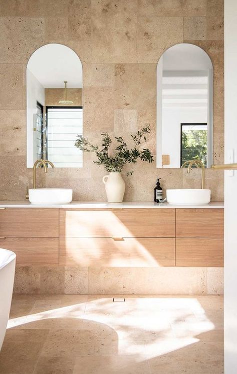 modern Mediterranean design Travertine Bathroom, Mediterranean Bathroom, Mediterranean Interior, Coastal Bathrooms, Bathroom Design Inspiration, Bathroom Renos, House Bathroom, Beautiful Bathrooms, House Inspo