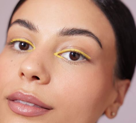 Minimal Eyeliner Look, Colourful Eyeliner, Makeup Moodboard, How To Do Winged Eyeliner, Eyeliner Inspo, Creative Photoshoots, Makeup Festival, Color Eyeliner, Gold Eyeliner