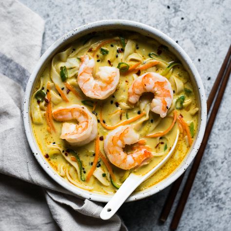 This delicious yellow curry noodles dish is topped with pan-fried shrimp. It's an easy, comforting meal that's ready in less than 45 minutes. Grab some chopsticks and be ready to get your slurp on! Thank you House Foods for sponsoring this post! I could drink this broth all day. As a matter of fact, I did. I get that it's strange to be craving curry Yellow Curry Noodles, Shirataki Recipes, No Carb Pasta, Noodles With Tofu, Mindful Meals, Healthy Nibbles, Yellow Curry Recipe, Low Carb Noodles, Noodles Recipes