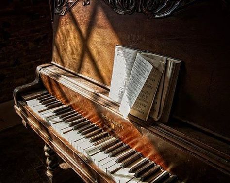 Layers Of Fear, Old Piano, Damien Chazelle, Gil Scott Heron, The Legend Of Sleepy Hollow, Not Musik, Old Pianos, Amadeus Mozart, Over The Garden Wall