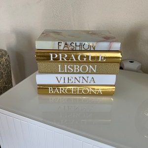 Decorating Bookshelves, Decor Books, Luxury Coffee Table, Modern Books, Gold Book, Decorative Books, Set Decor, Book Stack, Order Book