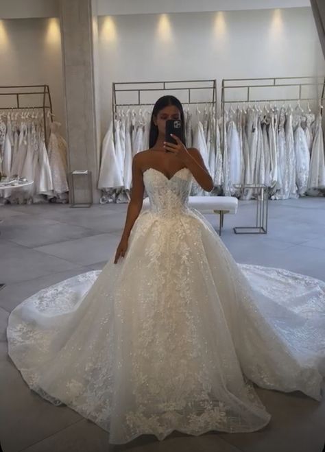 Simple Fluffy Wedding Dress, Long Puffy Wedding Dresses, Princess Wedding Dress With Veil, Lace Puffy Wedding Dress, Wedding Dresses Princess Style, Wedding Dresses Fluffy, Wedding Dresses 2025, Big Wedding Dresses Ball Gown, Wedding Dress Princess Ballgown