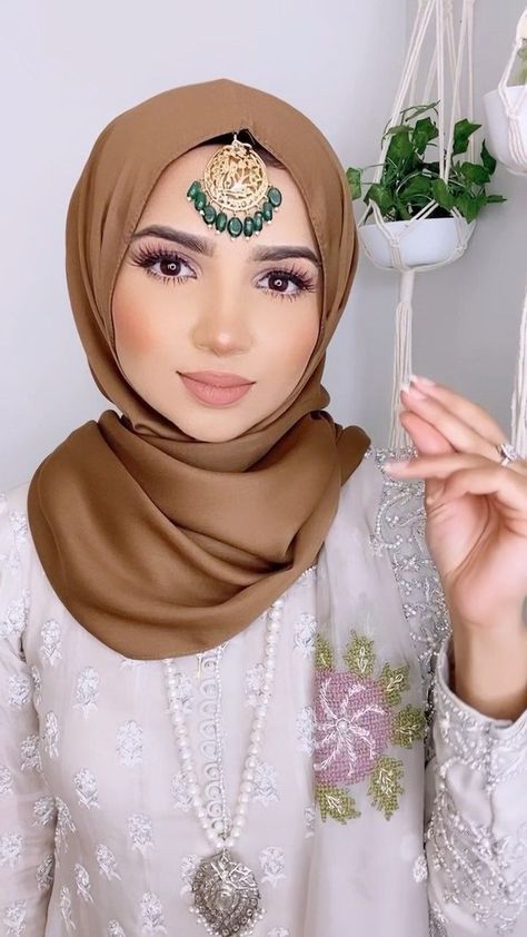 Wedding Hijab Styles With Earrings, Hijab With Bindiya, Hijab With Mangtika, Dresses Casual Pakistani, Party Wear Pakistani, Hijabi Dresses, Style Tutorial, Hijab Designs, Hijab Style Tutorial