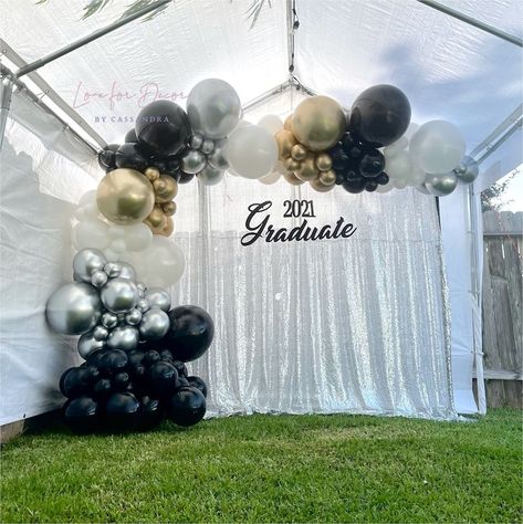 Gold And Black Graduation Party Decor, Black And Silver Graduation Decor, Black And Silver Graduation Party, Adult Graduation Party Ideas, Graduation Balloon Decorations, Geode Party, Graduation Balloon Garland, Graduation Balloon Arch, Gray Party Decorations