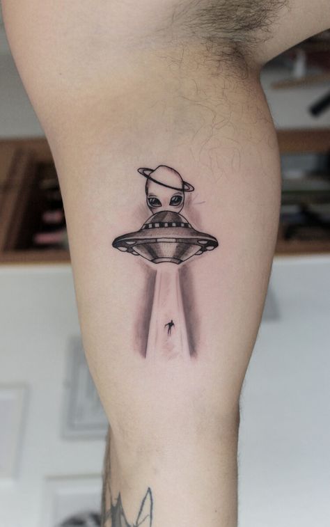 Alien Tattoo Aesthetic, Alien Tattoo Design For Men, Trippy Alien Tattoo Ideas, Alien Ufo Tattoo, Alien Abduction Tattoo, Ufo Tattoo Design, Small Alien Tattoo, Woman Tattoo Artist, Lilith Tattoo Art