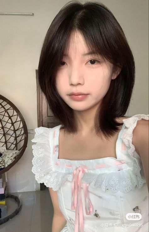 Short Haircut In Layers, Short Hair Hush Cut, Short Hair Woman Aesthetic, Short Hair Styles Aesthetic, Korean Short Hair Styles, Korean Wolfcut, Japanese Short Haircut, Short Medium Length Haircut, Short Hair Korean Style