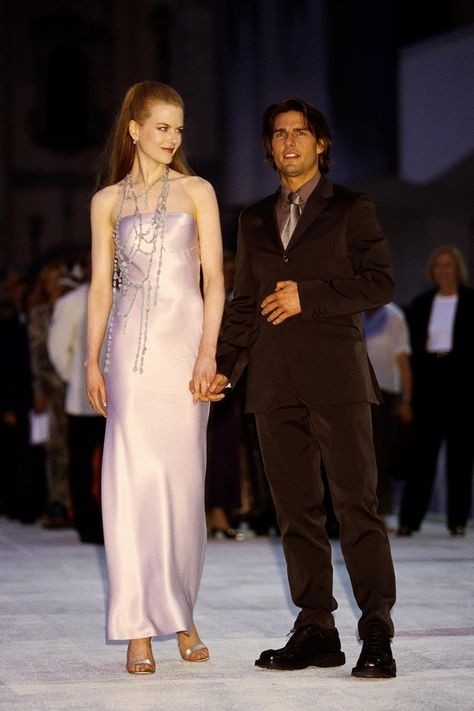 Nicole Kidman et Tom Cruise à la Mostra de Venise en 1999 Light Purple Satin Dress, Tom Cruise Eyes Wide Shut, Nicole Kidman Eyes Wide Shut, Nicole Kidman 90s, Nicole Kidman Tom Cruise, Nicole Kidman And Tom Cruise, Lisa Bonnet, Tom Cruise And Nicole Kidman, Streeet Style