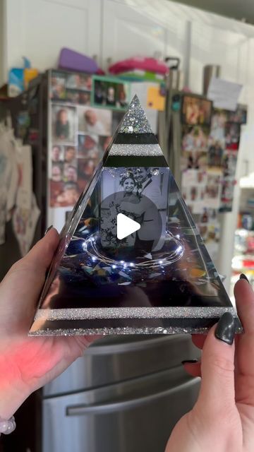 Resin Crafts Pyramid, Pictures In Resin, Resin Pyramid Ideas, Resin Pyramid, Resin Pour, Satisfying Video, I Got You, Daily Art, Resin Crafts