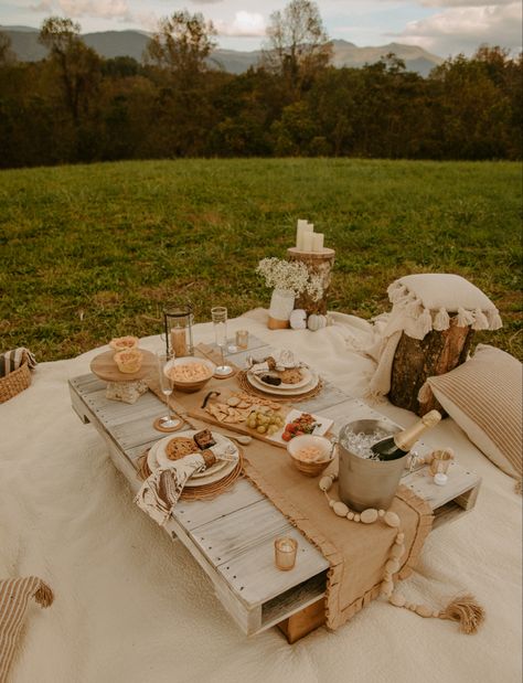 Proposal Ideas Set Up, Mountain Top Picnic, Picnic Wedding Proposal, Cottage Core Proposal, Picnic In Mountains, Picnic Set Up Photoshoot, Picnic With Pillows, Boho Picnic Set Up, Luxury Picnic Proposal