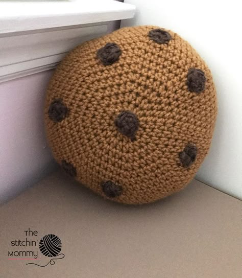 Mini Cookie Pillow - Free Crochet Pattern and Oatmeal Choco-Craisin Cookies | http://www.thestitchinmommy.com Crochet Food Pillow Free Pattern, Crochet Mini Pillow, Crochet Cookie Pillow, Crochet Food Pillow, Free Crochet Patterns Pillow, Cute Crochet Pillows, Cute Crochet Pillow, Crochet Pillow Ideas, Crochet Pillow Free Pattern