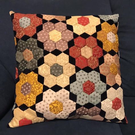 Hexi Quilt, Hexagon Pillow, Pillow Cover Pattern, Hexie Quilts Patterns, Hexagon Quilt Pattern, Quilt Scraps, Quilted Projects, Hexagon Patchwork, Grandmothers Flower Garden