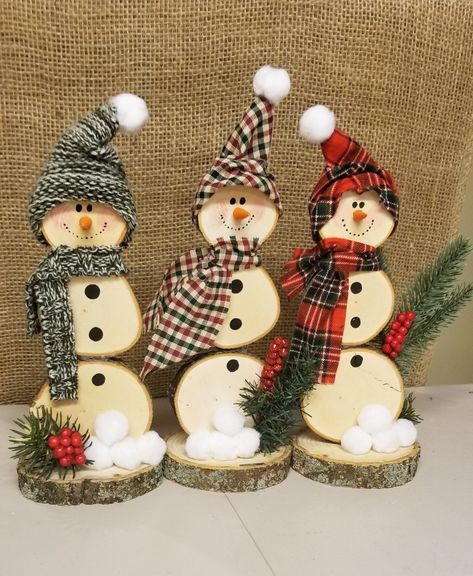 Wooden Disc Snowmen, Log Snowmen Diy Wood Slices, Wood Slice Snowmen, Small Wood Cookie Crafts, Wood Slice Xmas Decorations, Wood Slice Christmas Decorations, Log Crafts Diy, Wood Snowman Crafts, Wood Slice Crafts Christmas