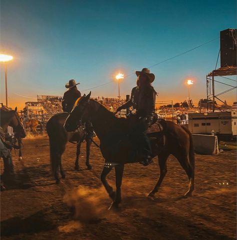 Country Girl Aesthetic, Cowboy Photography, Country Backgrounds, Rodeo Time, Cute Horse Pictures, Cowboy Aesthetic, Western Photography, Country Summer, Rodeo Life