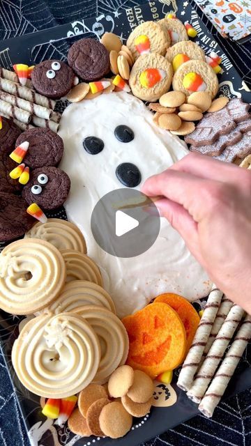 Chobani on Instagram: "I am excited to have partnered with @chobani to bring you this adorable BOO-ttercream Frosting Ghost Board for Halloween! It’s such a fun twist to try when entertaining instead of just setting out a plate of cookies. The buttercream frosting is made with creamy Greek Yogurt which is a delicious addition I bet your guests will love dunking into!  🛒Ingredients: 👻1 stick salted butter 👻3 cups confectioners’ sugar 👻1/3 cup Chobani® Whole Milk Plain Greek Yogurt 👻1/2 teaspoon vanilla extract 👻¼ tsp activated charcoal or 1 tsp dark cocoa powder 👻 Sweet treats of choice for dipping, such as cookies, pretzels, brownies, cupcakes  📝Instructions: 1. Add butter, sugar, yogurt, and vanilla extract to a medium mixing bowl; using a hand mixer, mix well until a smooth and c Halloween Frosting Board, Halloween Buttercream Board, Brown Frosting, Plate Of Cookies, Brownies Cupcakes, Halloween Dip, Baby Shower Snacks, Mini Brownies, Food Boards