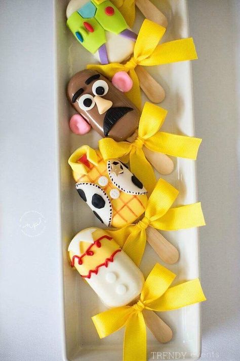 Cakesicles Ideas, Toy Story Cupcakes, Popsicles Cake, Cupcake Fondant, Toy Story Party Decorations, Chocolate Covered Strawberries Bouquet, Disney Desserts, Toy Story Theme, Jessie Toy Story