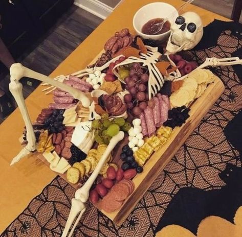 Haunted Housewarming Party, Haunted House Warming Party, Halloween House Warming, Comidas Halloween, Halloween Charcuterie Board Ideas, Halloween Brunch, Pumpkin Shaped Cookies, Halloween Charcuterie Board, Yogurt Covered Pretzels