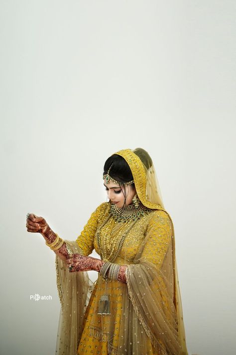 Bride Possess Wedding, Muslim Dulhan Pose, Muslim Bride Poses, Muslim Wedding Poses, Muslim Bride Photoshoot Poses, Muslim Bride Photoshoot, Bride Possess, Hijabi Brides, Muslim Wedding Photography