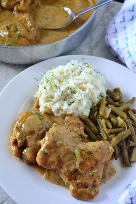 Smothered Chicken With Gravy, April Recipes, Coop Can Cook, Family Recipies, Smothered Chicken Recipes, Dinner Choices, Smothered Chicken, Homemade Gravy, Protein Diet