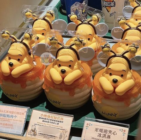 Disney Tokyo Food, Disneyland Tokyo Food, Winie The Pooh, Best Disneyland Food, Shanghai Food, Kue Macaroon, Pooh Winnie, Tokyo Food, Disney Desserts