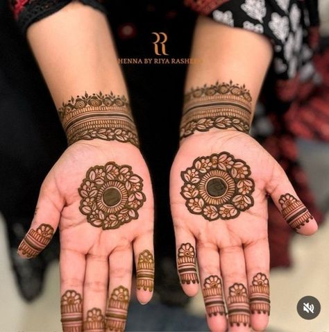 Front Hand Mehndi Designs Circle, Small Front Hand Mehndi Designs, Gol Mehndi Design Simple, Mehandi Round Designs, Simple Modern Mehndi, Mandala Mehandi, Arabian Mehndi, Aesthetic Caption, Latest Mehndi Designs Wedding