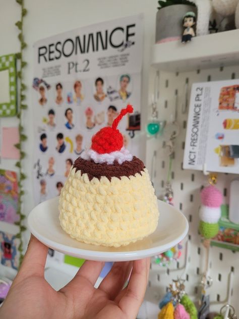 Aesthetic cute crochet pudding plushie yarn Crochet Pudding, Pixel Crochet, Crochet Projects, Dolls, Knitting, Crochet, Gifts