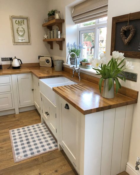 Interiors Kitchen, Country Cottage Kitchen, Cottage Style Kitchen, Country Kitchen Designs, Wooden Counter, Kitchen Remodel Inspiration, Country Cottage Style, Cottage Kitchens, Kitchen Cabinet Remodel