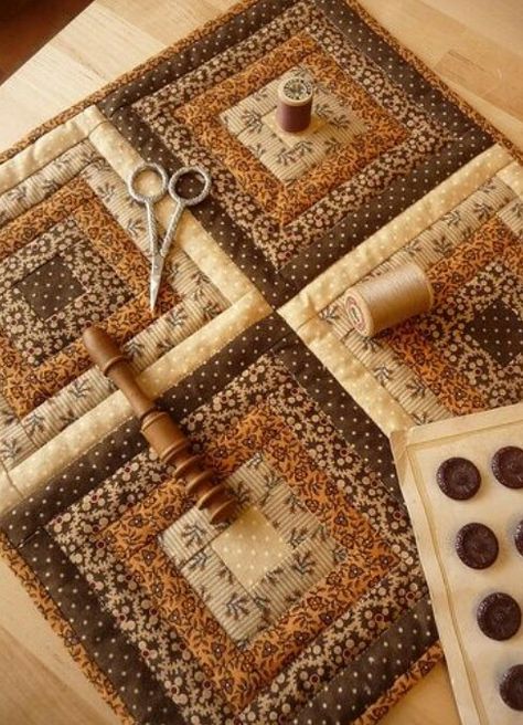 Log Cabin Earth Tones Karpet Perca, Colchas Quilting, Mini Patchwork, Log Cabin Quilt Pattern, Log Cabin Quilts, Miniature Quilts, Log Cabin Quilt, Quilted Table Runner, Patchwork Quilting