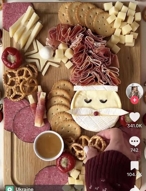 Santa Cheese Board, Camembert Board, Snack Platters, Christmas Cheese Boards, Cheese And Cracker Tray, Cracker Tray, Meat Trays, Christmas Cheese, Christmas Platter