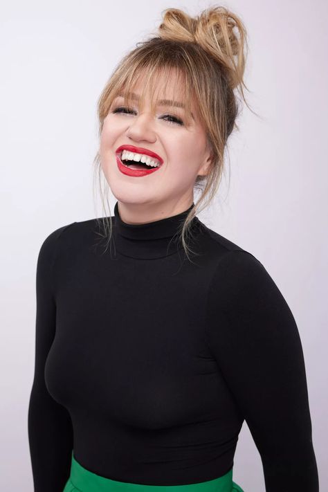 Kelly Clarkson Explains How She 'Dropped Weight' (Exclusive) Kelly Clarkson Hair, Acv Gummies, Texas Girl, Presents For Her, Kelly Clarkson, Role Models, Get Ready, Beautiful People, Love Her